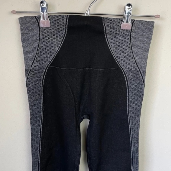 Spanx Curved Lines Seamless Leggings - 20065R - Picture 6 of 7